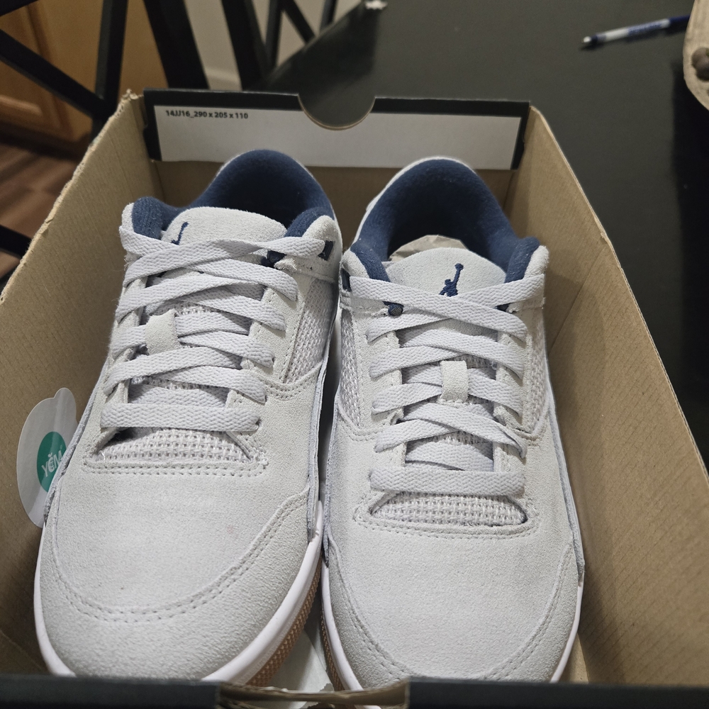 Boys 6Y | Jordan Flight Court | Grey & Navy - Picture 2 of 6